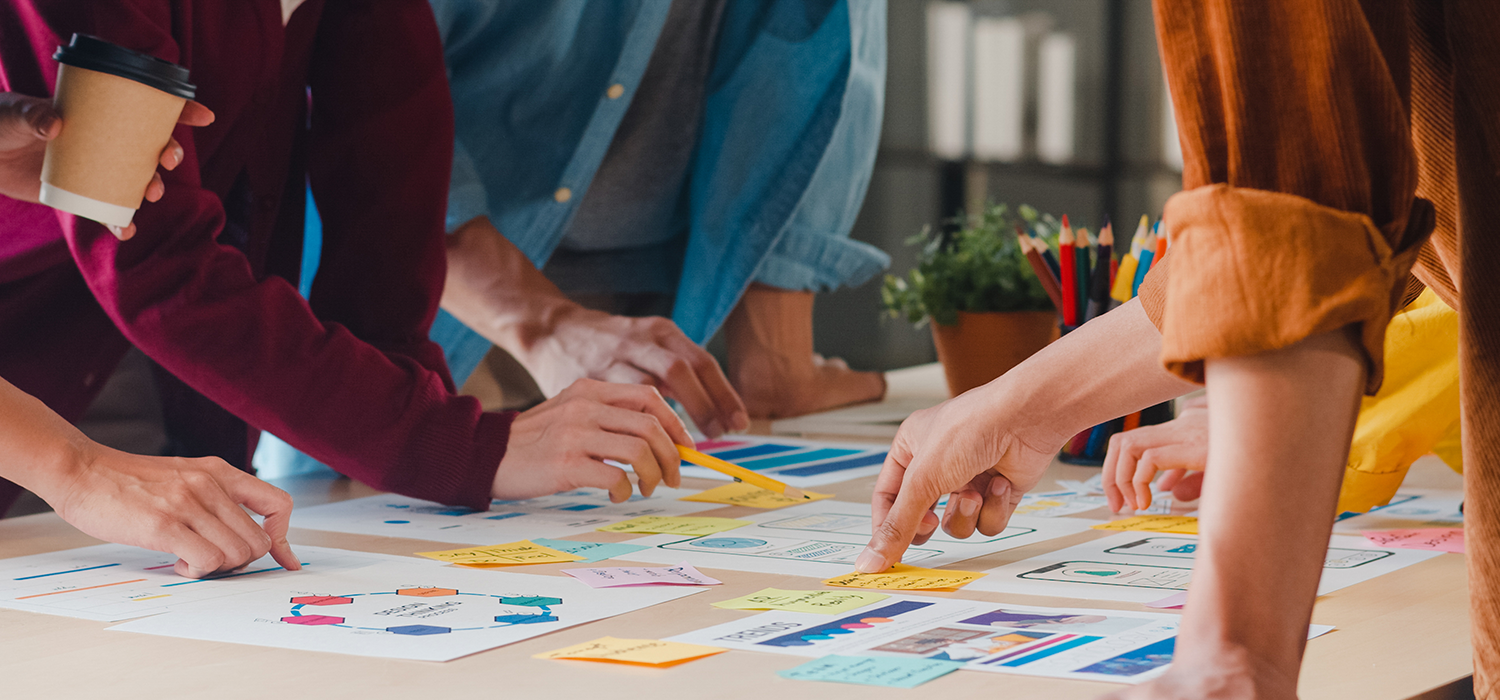 Prace zespołu kreatywnego nad projektem logo w agencji reklamowej