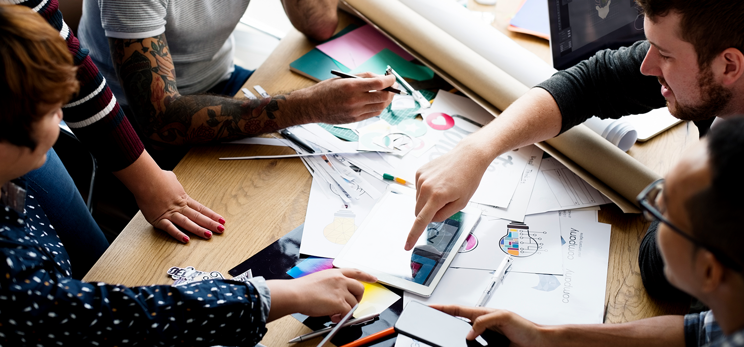 Prace zespołu kreatywnego nad projektem logo w agencji reklamowej